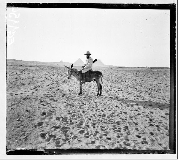Jean Capart in de woestijn tussen de piramides van Giza en Aboesir, 1907 - Glasplaat - Sura project